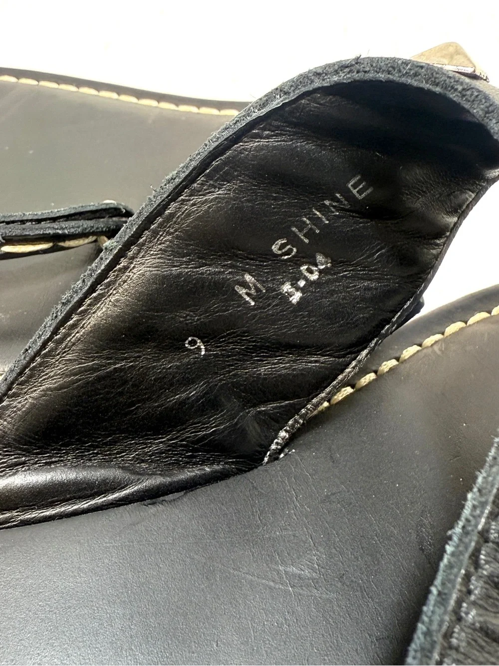 NEW Donald J Pliner Men’s Black Leather Metal Pyramid Studs Thong Sandal Size 9M